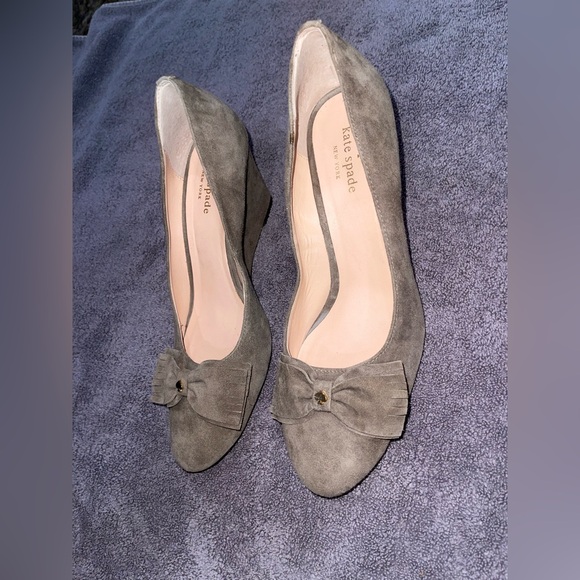 Kate Spade Wedge Heels - Gray Slightly Green Suede w/ Fringe Bow - Picture 4 of 15